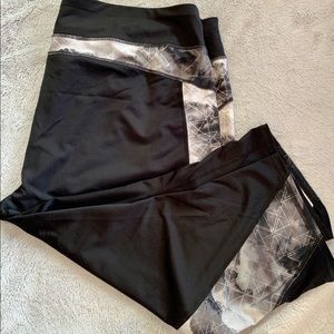 Black and grey tek gear Capri leggings
